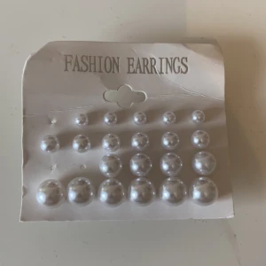 Massor av pärlörhängen - Några är borta men resten är inte rörda.