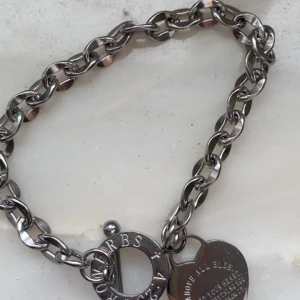 Fake heart armband - Använt fåtal gånger, fortfarande fint och bra skick