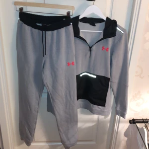 Under Armour dress - Tja, jag säljer min Under Armour dress eftersom att den inte passar min stil den är i en sällsynt färg och den är endast använd ett få tall gånger! Nypris runt 2000kr och mitt pris är 1000kr
