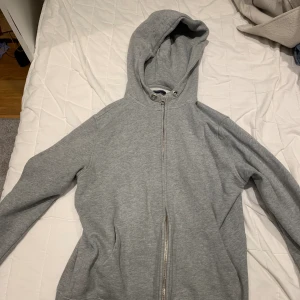 Zip tröja - Nypris 1000 säljer nu för 300