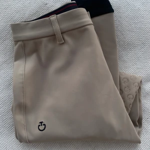 Cavalleria Toscana ridbyxor  - Säljer dessa Cavalleria Toscana ridbyxor som är använda ett fåtal gånger och i väldigt fint skick! I färgen begie och strl 12 år (34). Väldigt bekväma och otrolig kvalitet. Skriv för fler bilder eller vid frågor😊