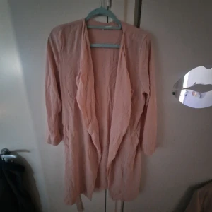 Vår kappa - Rosé färgad ljust rosa.. bra kvalite och har bara varit i garderoben sen jag köpte den. 