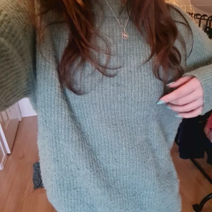 Stickad tröja  - Turkos stickad tröja. Kommer inte ihåg vart kag köpte den. 💚
