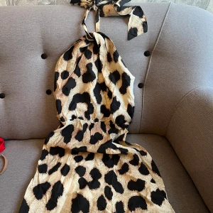 Liopard mönstrad klänning  - Säljer en helt ny leopard mönstrad klänning ifrån HM som är slutsåld. Klänningen är ny.