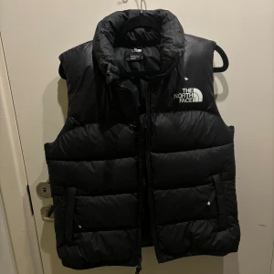 The north face väst  - Svart skitsnygg the north face väst, dam storlek S. Lite puffigare i modellen. Typ nyskick! Endast använd nån gång men inte min stil tyvärr.. Köpt på JD sports.
