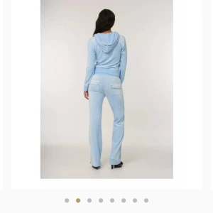 Juicy couture byxor - Väldigt fina o könna byxor andvända några gånger Inge fel på dom eller så säljer på grund av att jag växt ur dom kostar 1100 på johnells skriv om ni vill ha bild eller liknande 