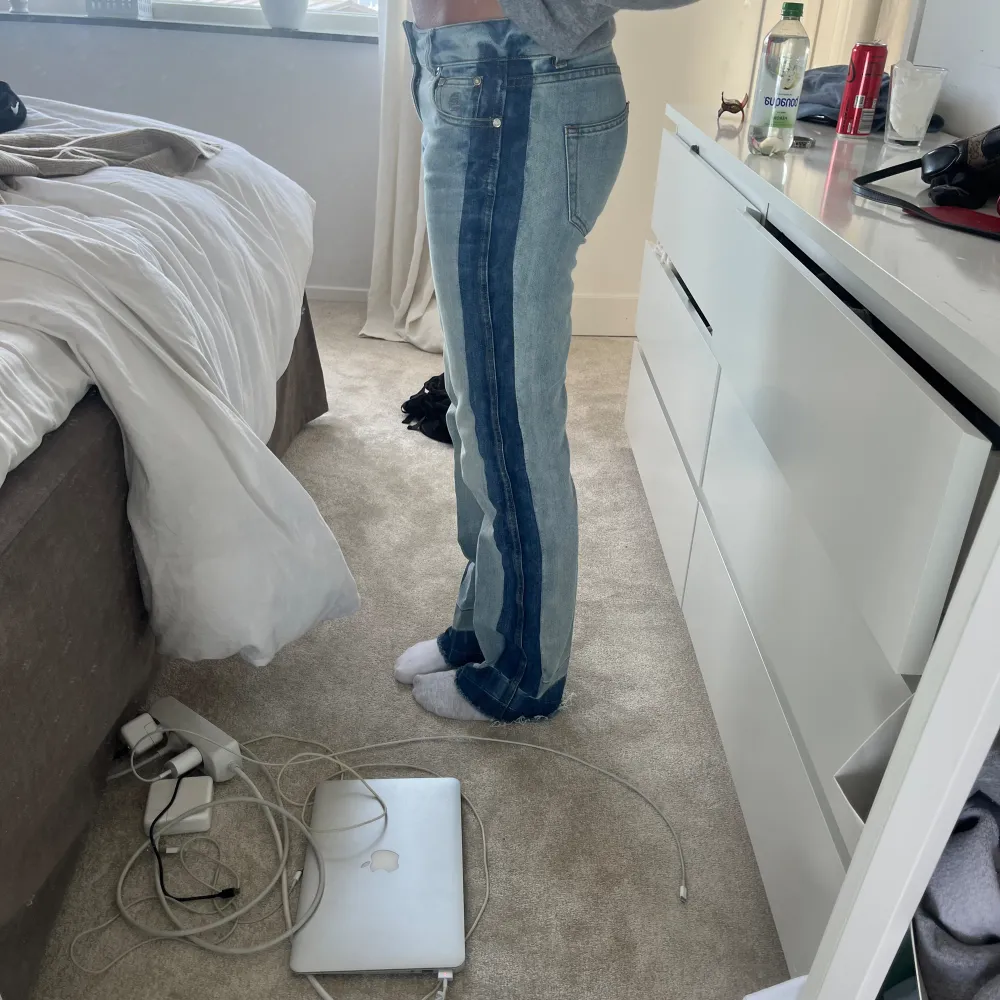 Skit snygga jeans som inte kommer till användning då jag har många likande par. Jag är 163 och jeans är lite för långa, det är redan sprättade längst nere❤️ Köpta secondhand  . Jeans & Byxor.