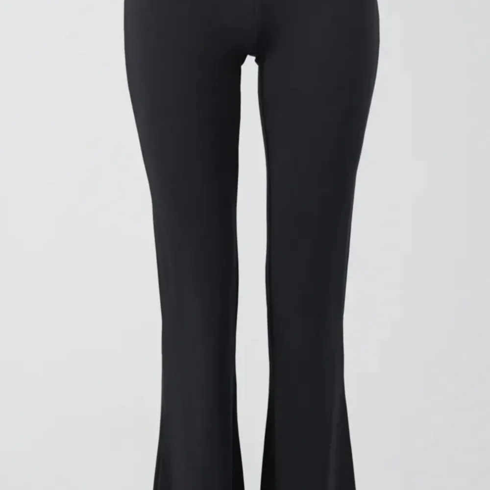 Säljer mina fina mörkgråa yoga byxor ifrån GinaTricot. I mycket fint skick.. Jeans & Byxor.
