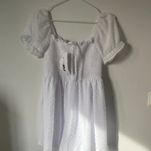 Klänning/jumpsuit - Superfin helt ny klänning med ”insydda” shorts från new yorker, perfekt nu till sommaren. Aldrig använd, prislappen sitter kvar. Köpt för 229 säljer min för 149. Kontakta mig för fler bilder!🎀☀️🙏🏼