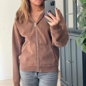 så fin zip up-tröja från BRANDY MELVILLE, passar S. finns några små fläckar på ena fickan🤎