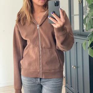 BRUN ZIP UP BRANDY - så fin zip up-tröja från BRANDY MELVILLE, passar S. finns några små fläckar på ena fickan🤎