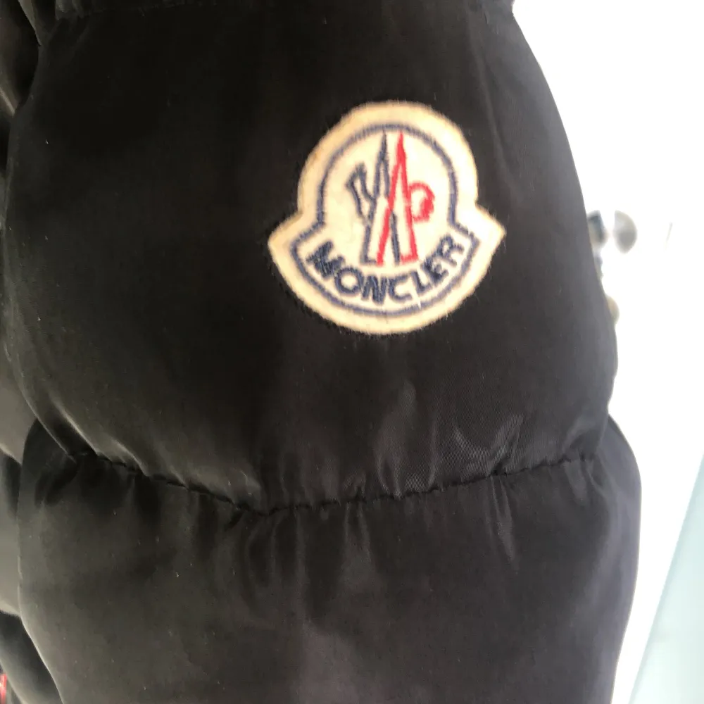 Moncler jacka fint skick. Jag säljer den för att den blivit för liten för mig. Inga skador, märken, fläckar eller liknande. Skicka pm för mer information. Jackor.