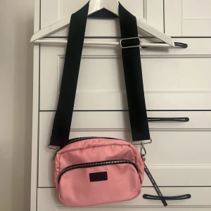 Väska - Säljer denna väska då det skedde en felbeställning. Köparen står för frakten 💌
