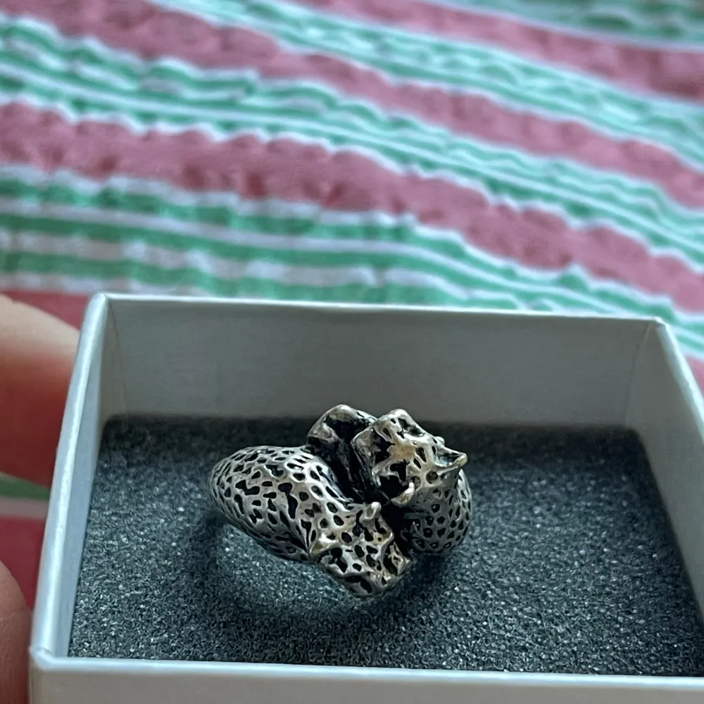 Leopard ring från indiska, aldrig använd. Vet att Engla Löf hade denna ring för några årsen!. Accessoarer.