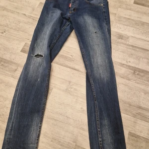 DSQ2 Jeans - Säljer den eftersom att varan inte funkar på mig längre 