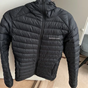 Peak Performance Jacka  - Mörkblå Peak performance dunjacka, använd ett par gånger