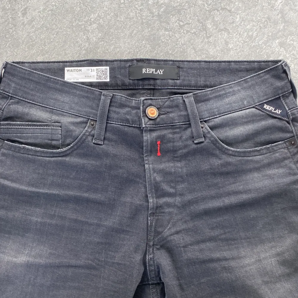 Svarta/Mörkgråa jeans från Replay av modellen waitom. Perfekt skick.. Jeans & Byxor.