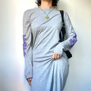 • Soft light grey maxi jersey dress, straight fit with purple logo text print on sleeves   • SIZE - XS / EU 34 / UK 8 • BRAND - Ann Sofie Back • MATERIAL - Cotton