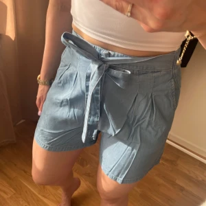  💛Ljusblåa shorts från Vero Moda💛 - Storlek M (TTS) . Se bild för materialinformation . Utan anmärkning förutom att de är skrynkliga .