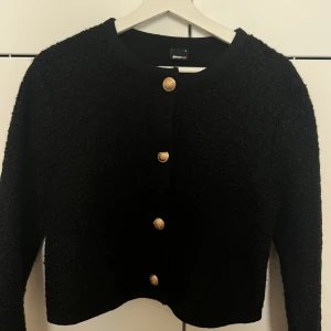 Boucle kofta - Boucle kofta ifrån Ginatricot, köpt i vintras. Ordinarie pris 399kr men säljer den för 170kr. Använd en gång!