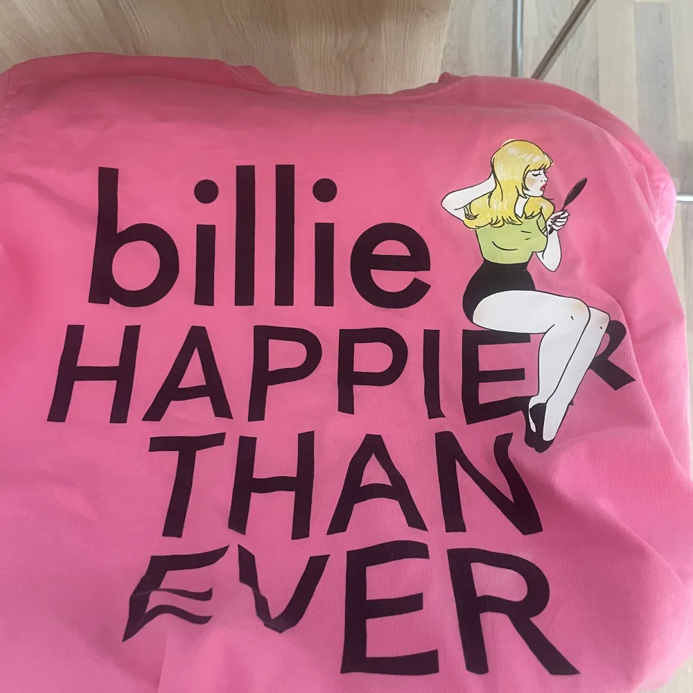 Perfekt till ett Billie Eilish fan! Snygg, oversized tröja från hennes hemsida 💕Använd en gång! . T-shirts.