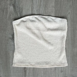 Tubtopp  - Säljer denna topp stl M, men passar S. Cremevit. Aldrig använd 