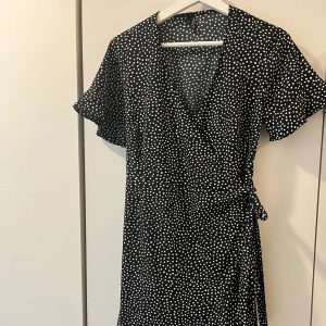 Omlottklänning - Omlottklänning i tunt skönt tyg med snörning i midjan. Superfin och enkel, använd några få gånger och i väldigt bra skick fortfarande🖤