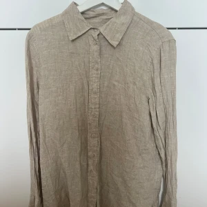 Linneskjorta - Beige linneskjorta i storlek S! 140 kr🌸
