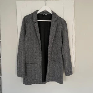 Tunn kappa - Supersnygg tunn kappa/kavaj från H&M. Perfekt nu till vår/sommar 🌷superfint skick!