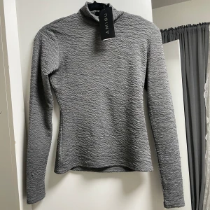 Grå topp - new yorker - Grå topp från new yorker, helt oanvänd med etikettet på. Köpte fel storlek, går ej att lämna tillbaka. Köpt för 129kr säljer för 59kr. 