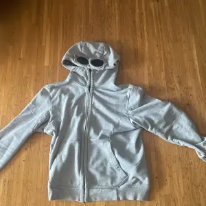 Tja säljer min cp company zip hoodie pga den är för liten för mig. Självfallet är den äkta. pris kan diskuteras!!!!