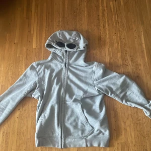 Cp company zip hoodie - Tja säljer min cp company zip hoodie pga den är för liten för mig. Självfallet är den äkta. pris kan diskuteras!!!!