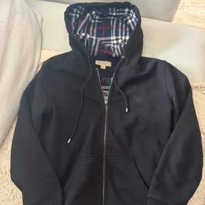 Burberry tröja - en svart burberry tröja helt oanvänd i toppkvalite condition 10/10. Storlek M men sitter typ som XS/S. Kan gå ner i pris vid snabb affär