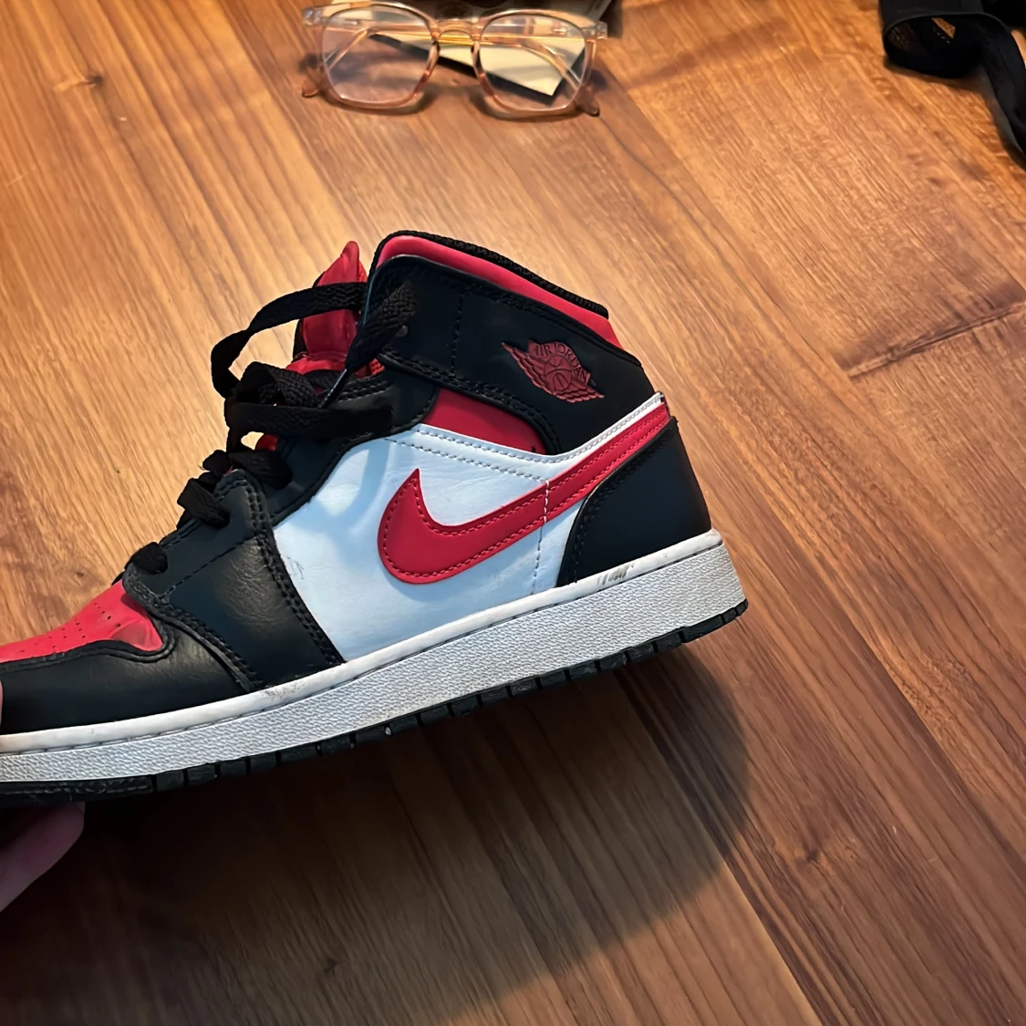 Helt nya fräscha Jordan 1 rödvita säljer dem för det är inte min stil längre  - 90