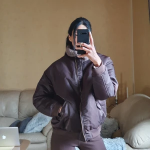 Bomberjacka  - HELT NY! 499:- Snygg brun bomberjacka som ej kommit till användning, lapp finns kvar, perfekt för våren/hösten. Står M men känns som L. Längd: 69cm, 99% Polyester & 1% Elastan Jag är 173cm (xs)🐻🐻 