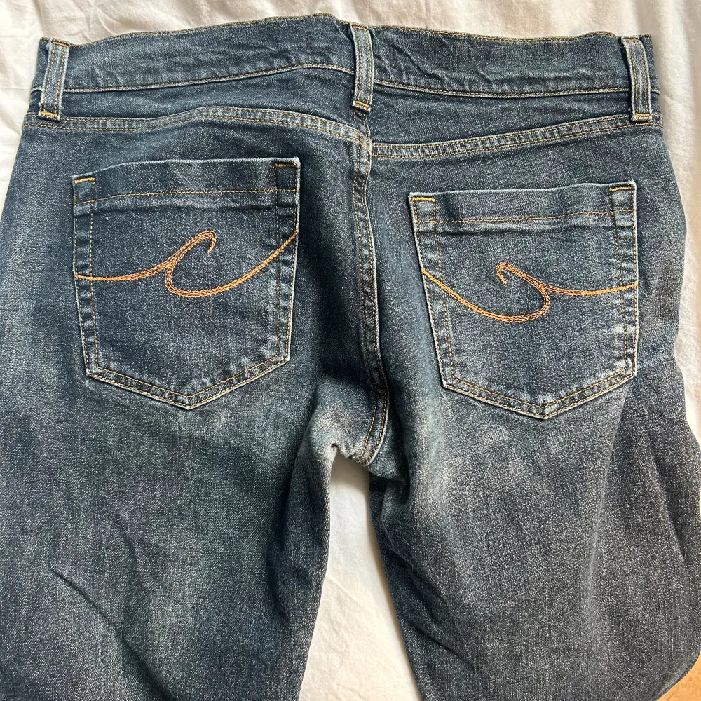 Supersnygga bootcut jeans som tyvärr va för små för mig💕 är i storlek 33/34, midjemåttet är ca 43 cm och innerbenslängden är ca 82 cm🎀. Jeans & Byxor.