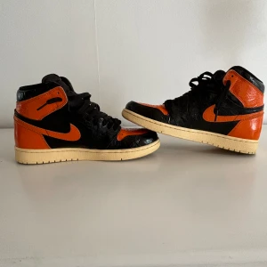 Nike air Jordan 1 High black-Starfish -  Storlek 42,5 (US 9) Helt nya, men har använts 1 gång.  Marknads pris: 4360 kr  Mitt pris 3650 kr Original låda+Kvitto+nya snören kommer med.  