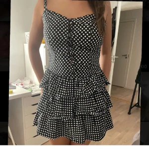 Klänning  - Prickig klänning med volanger, så fin