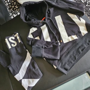 Elly Pistol sett - Säljer ett jätte fint Elly Pistol sett  Tröjan är i stl S och thaitsen xs 