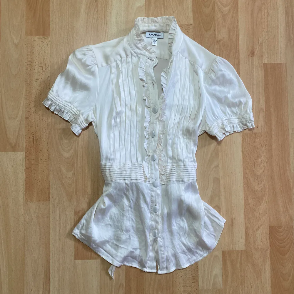 ❤️ Reserverad ❤️ Vintage 100% äkta silk topp från märket BEBE. Toppar.