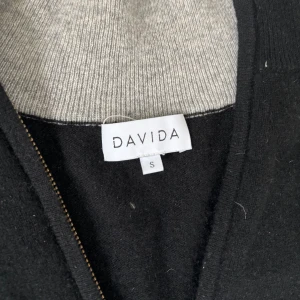 Davida Cashmere full zip - Säljer nu denna feta full zip från märket Davida Cashmere. Tröjan är i bra skick och 100% kashmir - Storlek: S - Nypris: 2800 kr - Hör av er vid minsta fråga eller fundering :)