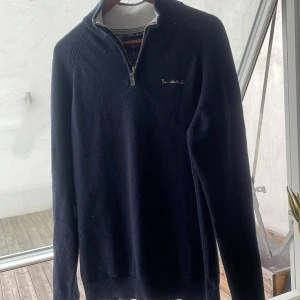 Stickad half zip tröja  - Säljer en stickad half zip tröja i storlek M i nyskick 10/10. Köpt för inte så länge sedan🙌🏼