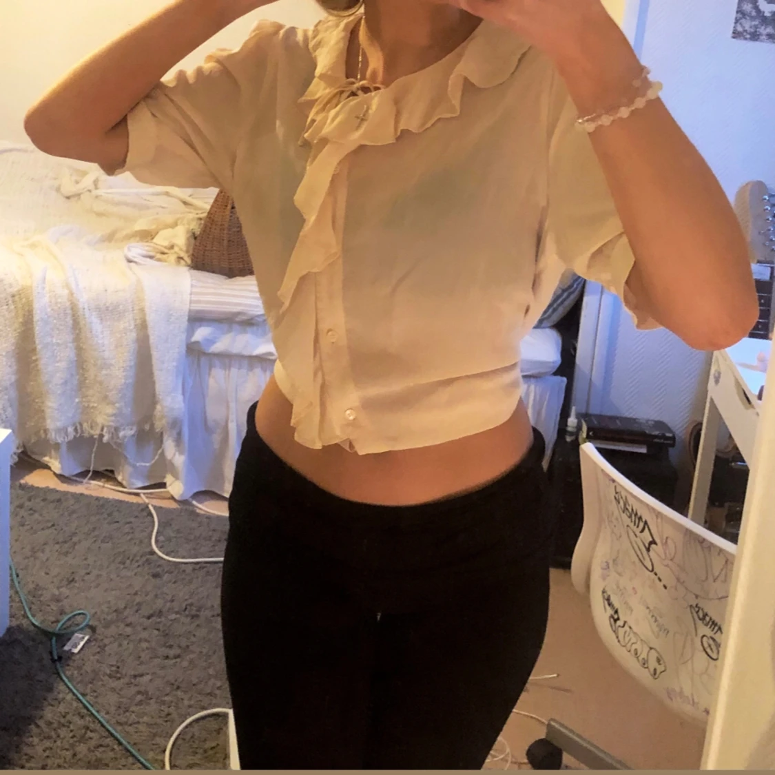 Beige-rosa blus med volang