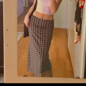 Kjol - Lång mesh kjol från Urban outfitters. Köpt något år sen, använt den typ 2 gånger. Jag är 157 och den kommer nästan ner till marken! Bilden är på mig