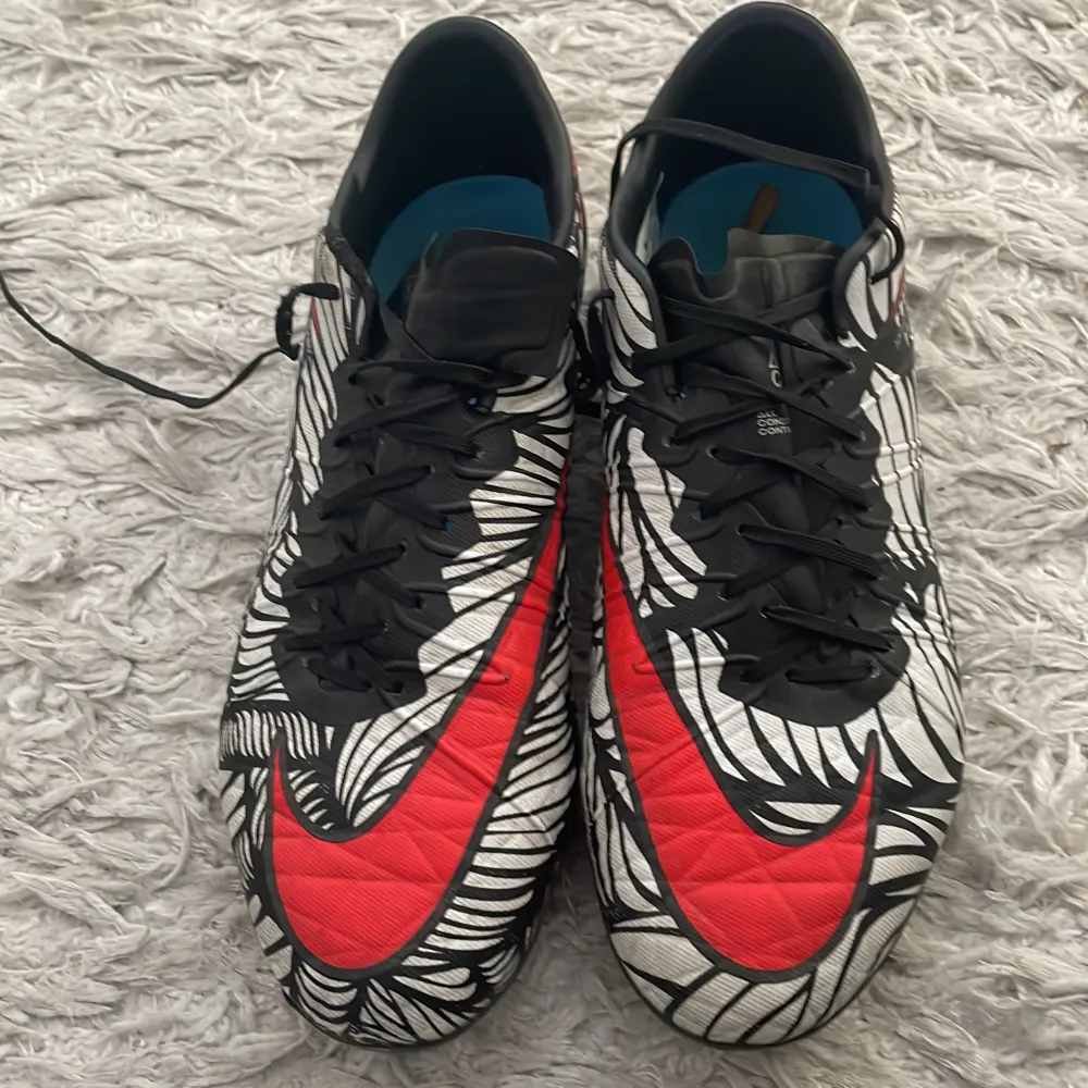 Säljer dessa sellsynta Nike Hypervenom zebra från 2015. Skorna är knappt använda och är väldigt bra skick. Skorna är elit vilket bästa Matrialet i dessa skor. Hör av er vid frågor eller funderingar. . Skor.