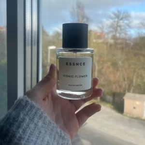 Essence parfym  - Säljer min nästan iprincip nya essence parfym i doften ”iconic Flower” som är en super god blommig doft, perfekt för sommaren! 🌸 Nypris 360