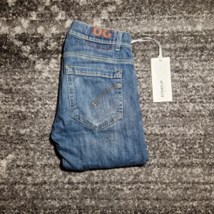 Dondup Jeans  - Tjena! Säljer ett par riktigt schyssta dondup jeans i modellen George. Skicket på jeansen är 9/10. Har du några frågor eller funderingar så hör av dig // IC_RESELL 
