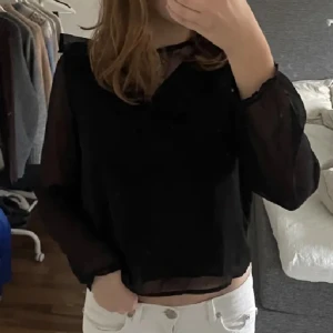 Svart blus med spets - Jättebra skick. Storlek står inte men skulle säga xs/s. Köpare står för frakt💗