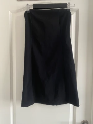 Tubklänning S/M - Superfin tubklänning lite kostym stil. Passar inte mig därför den säljs. Passar S och M. Aldrig använd men prislappen är borta