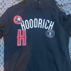 Hoodrich hoodie  - Hoodrich hoodie. Har använt ett par gånger. Men i bra skick, stoleken Large 